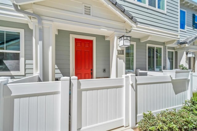 property entrance with covered porch