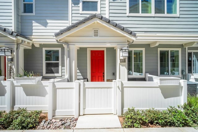 entrance to property featuring covered porch