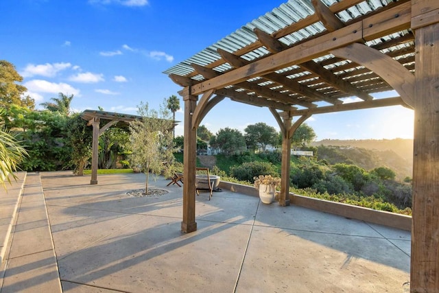 view of patio / terrace with a pergola and a mountain view