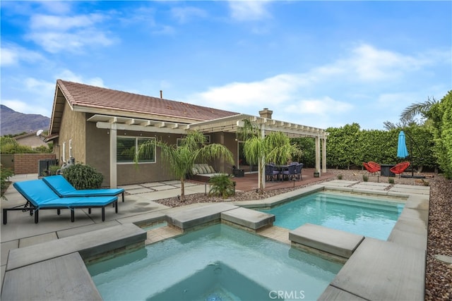 view of swimming pool with a pool with connected hot tub, a pergola, a mountain view, and a patio