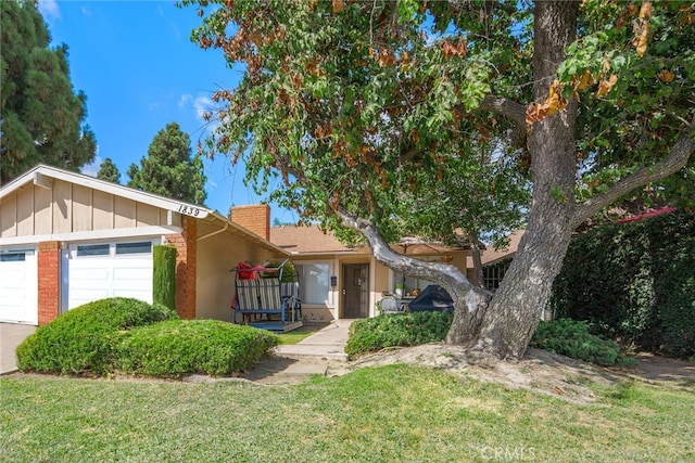 view of front of home with a front lawn