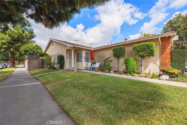 view of front of property featuring a front yard