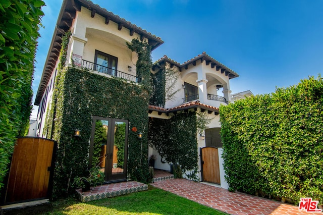 mediterranean / spanish-style house with a balcony