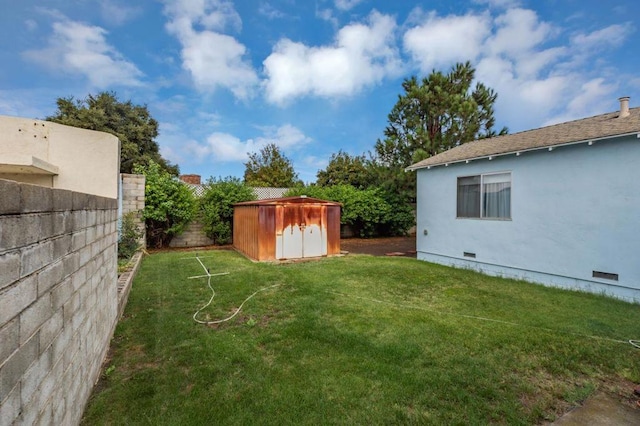 view of yard featuring a storage shed