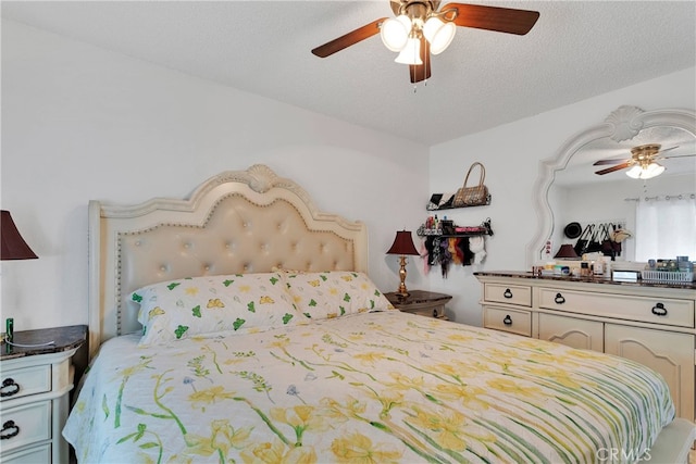 bedroom featuring ceiling fan and a textured ceiling