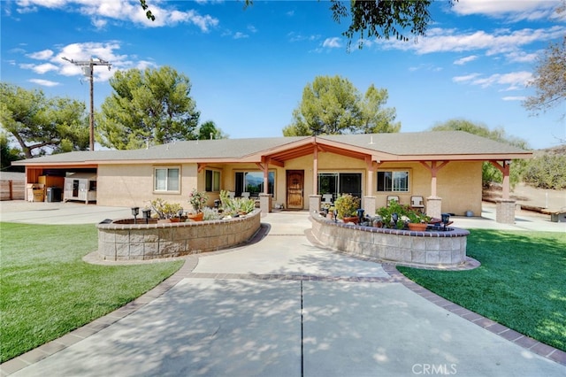 view of front of home with a front lawn