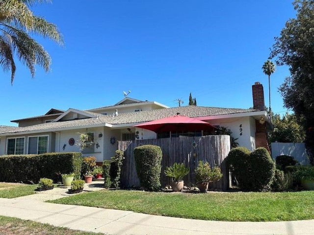 single story home with a front yard