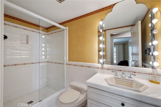 2736 Via Victoria, Palos Verdes Estates, CA 90274 - bathroom featuring a shower stall, wallpapered walls, toilet, and tile walls