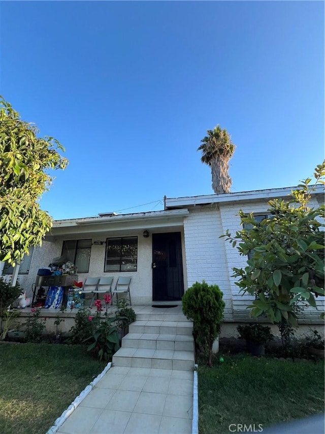 view of front of home featuring a porch and a front yard