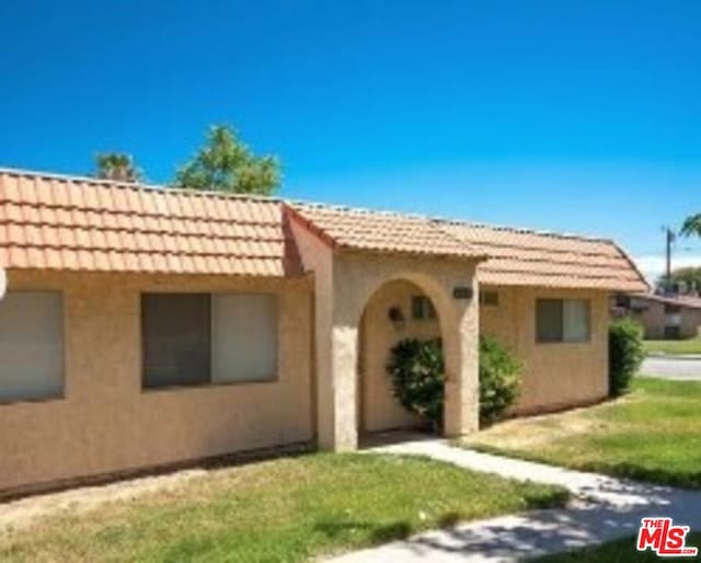 view of front of property with a front yard