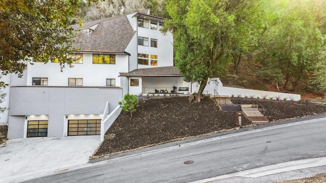 view of front facade featuring a garage