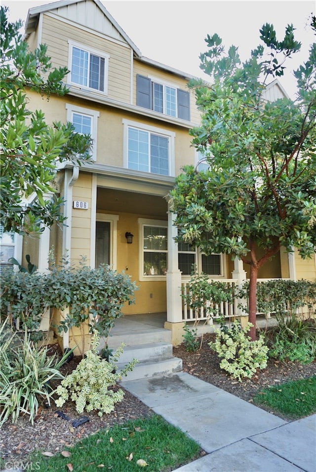 view of front of property with covered porch