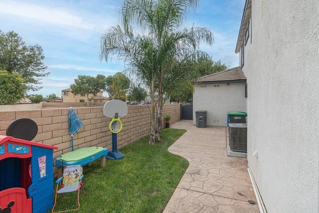 view of yard with a patio