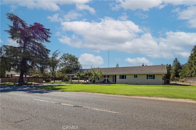 view of front of property featuring a front yard