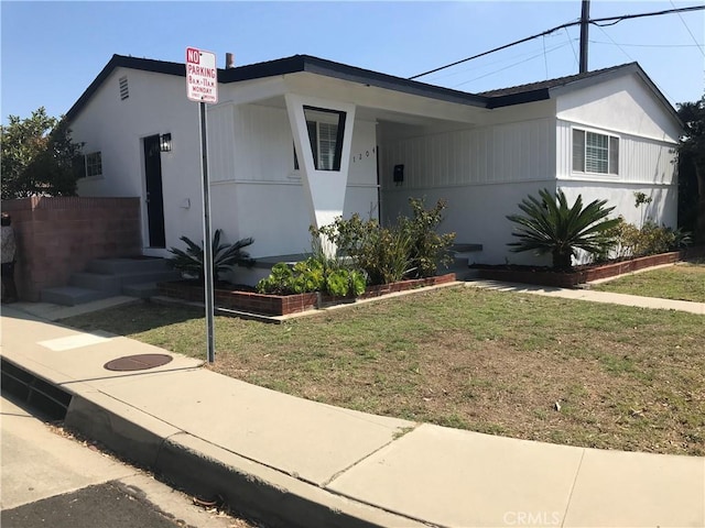 view of front of house with a front yard