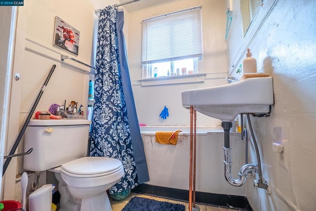 bathroom with curtained shower and toilet