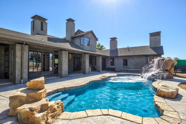 view of swimming pool featuring pool water feature