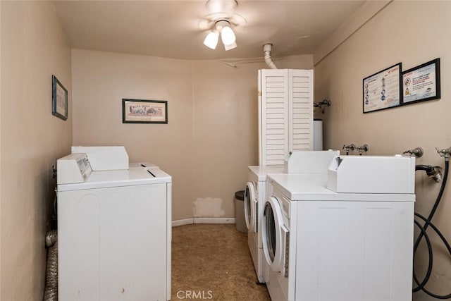 clothes washing area with ceiling fan, light colored carpet, and independent washer and dryer