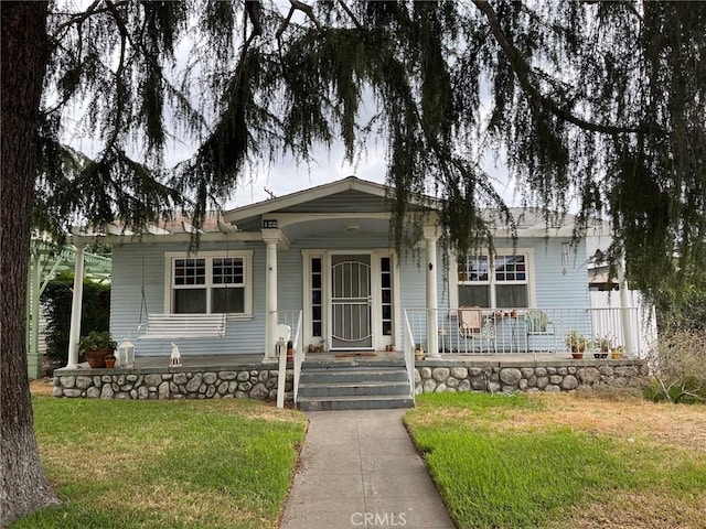 view of front facade featuring a front lawn