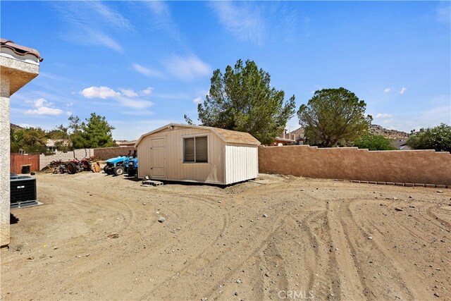 view of yard with a shed