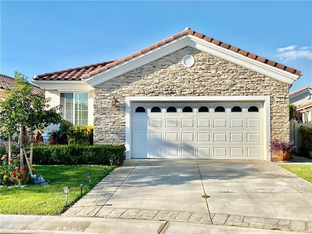 view of front of house featuring a garage and a front yard