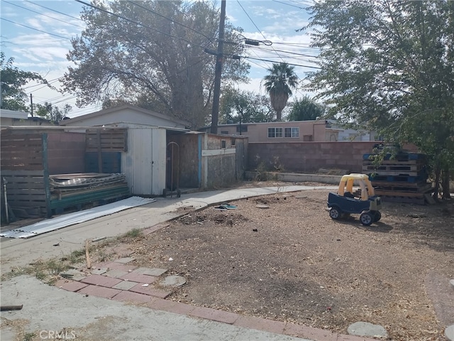 view of yard with a storage unit