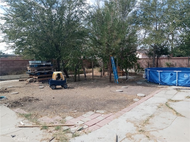 view of yard featuring a fenced in pool