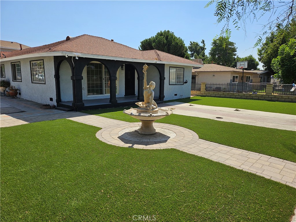 single story home featuring a patio and a front lawn