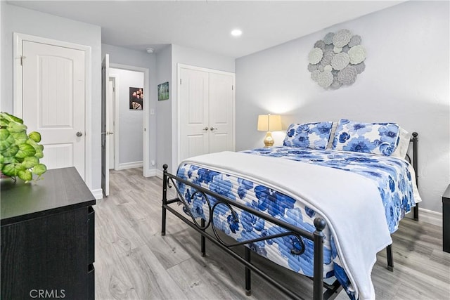 28281 Arbon Ln, Lake Arrowhead, CA 92352 - bedroom featuring light wood-style flooring, baseboards, a closet, and recessed lighting
