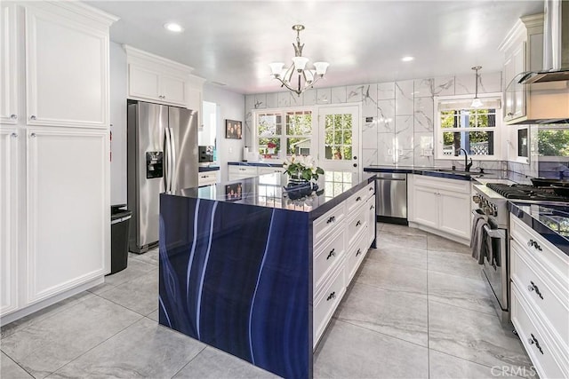 28281 Arbon Ln, Lake Arrowhead, CA 92352 - kitchen featuring appliances with stainless steel finishes, a sink, a chandelier, white cabinetry, and a center island