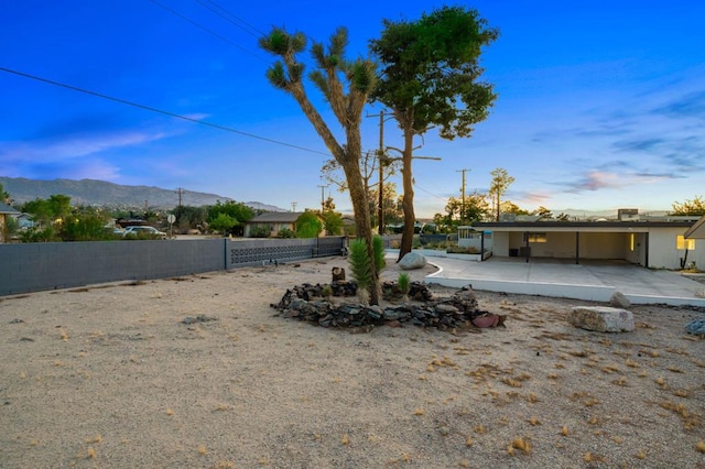 view of yard with a mountain view