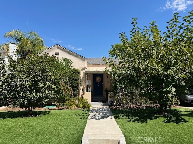 view of front of house with a front lawn