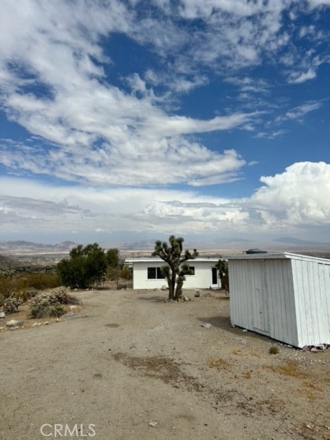 view of yard featuring a storage unit