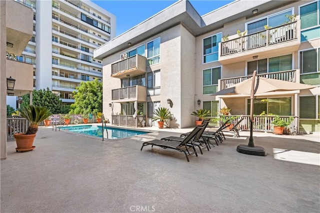 view of swimming pool featuring a patio