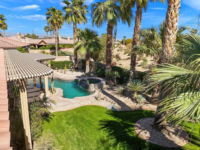 view of pool featuring a yard, a pergola, and an in ground hot tub