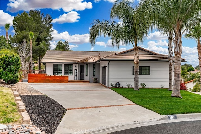 view of front of home featuring a front yard