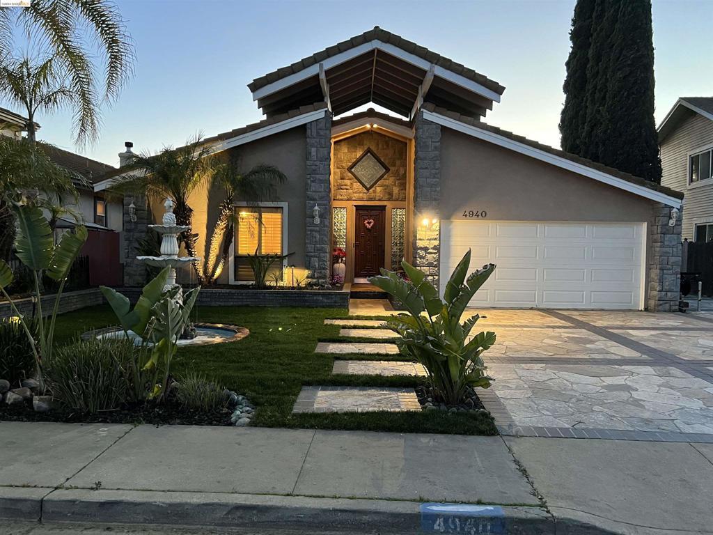 view of front facade featuring a garage and a front lawn