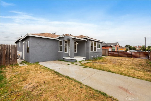 view of front facade featuring a front yard