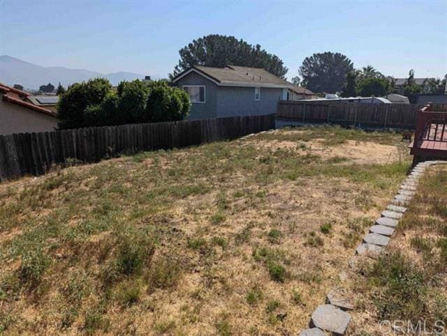 view of yard featuring a mountain view