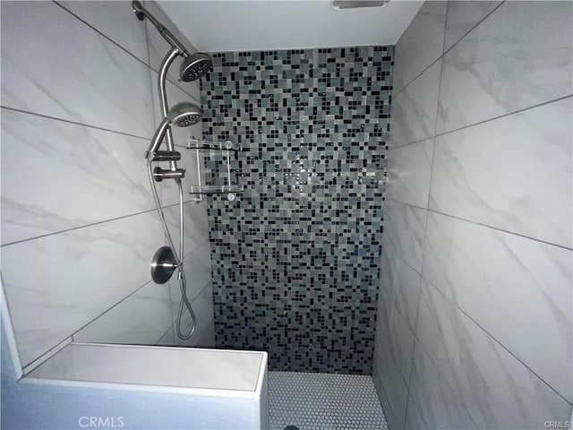 bathroom featuring tiled shower