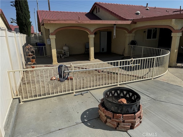 view of patio with an outdoor fire pit