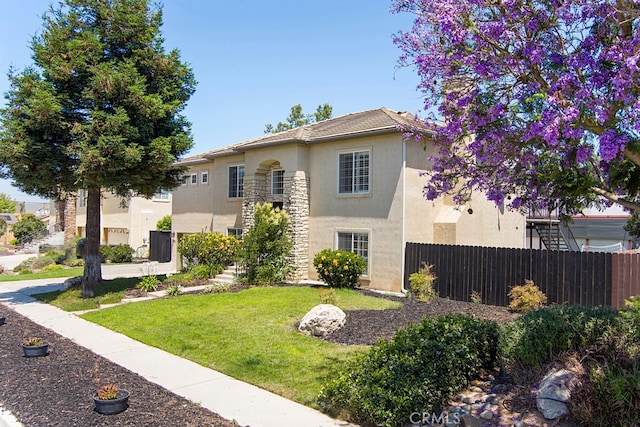 view of front of house featuring a front yard