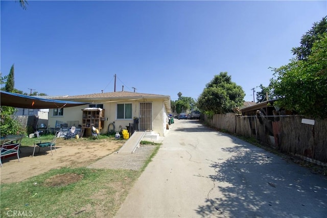 view of front of property