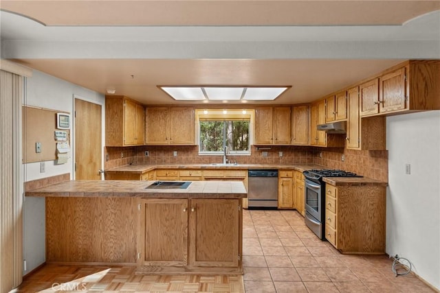 6032 Tiffin Ct, Magalia, CA 95954 - kitchen featuring tasteful backsplash, a sink, appliances with stainless steel finishes, a peninsula, and under cabinet range hood