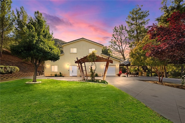 view of front facade featuring a yard and a garage