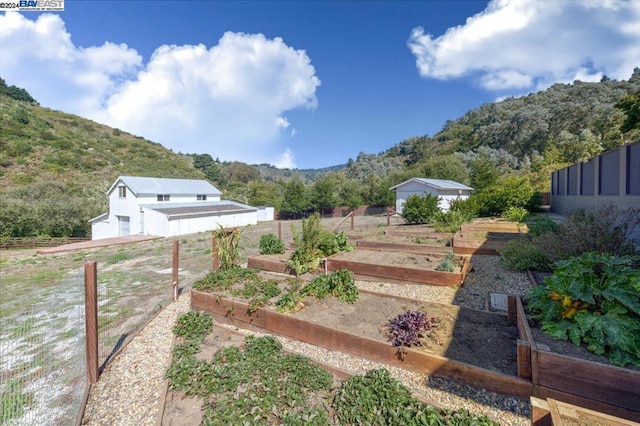 view of yard featuring a mountain view