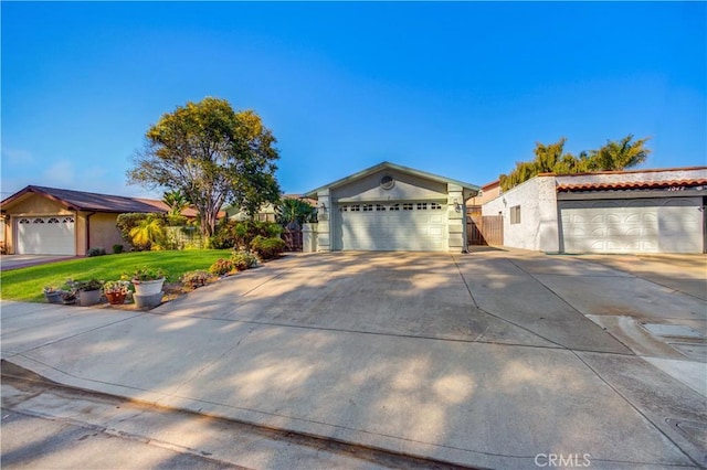 ranch-style house featuring a front lawn