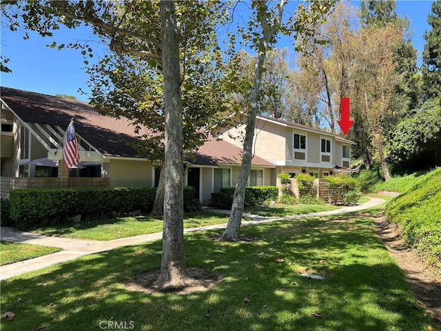 view of front of home featuring a front yard