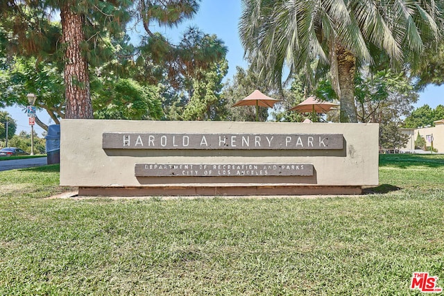 community sign featuring a yard