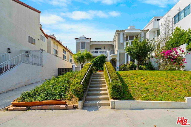 exterior space featuring a lawn